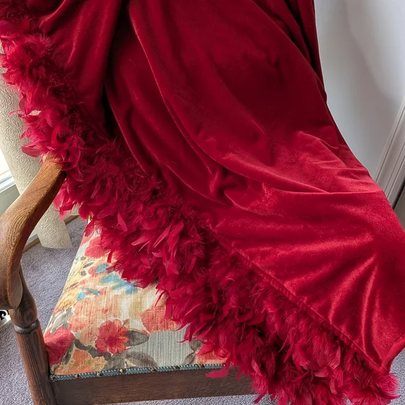 Luxurious Red Throw Blanket - Picture 2 of 8
